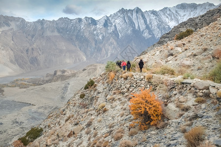 喀喇昆仑宁静冒险在巴基斯坦GojalHunzaGilgitBaltistan的Pasu卡拉科姆山脉上徒步行的旅游者图片