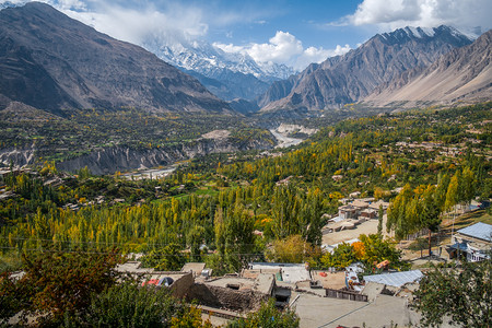 镇旅行巴基斯坦北部卡拉科姆山脉GilgitBaltistan的Rakaposhi山落雪后于秋天和平的HunzaNagar河谷景观图片