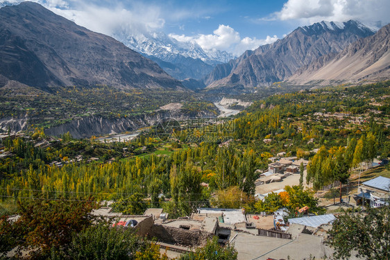 镇旅行巴基斯坦北部卡拉科姆山脉GilgitBaltistan的Rakaposhi山落雪后于秋天和平的HunzaNagar河谷景观图片