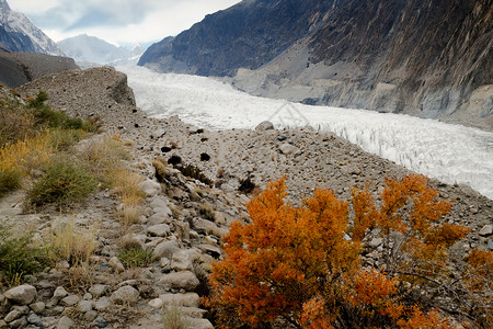 远足巨大的全景巴基斯坦卡拉科姆山脉GojalHunzaGilgitBaltistan山丘环绕的帕苏冰川秋季景象图片