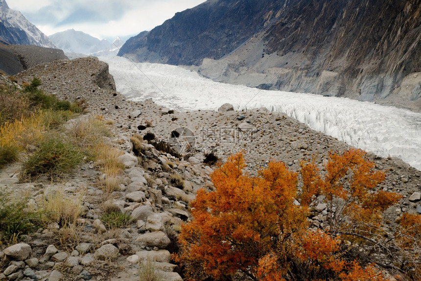 远足巨大的全景巴基斯坦卡拉科姆山脉GojalHunzaGilgitBaltistan山丘环绕的帕苏冰川秋季景象图片