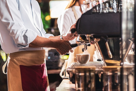 浇注店铺行业亚洲酒吧准备咖啡加拿铁或卡布奇诺咖啡供店的顾客点菜制咖啡小商业主和咖啡店餐馆的开业概念以及图片