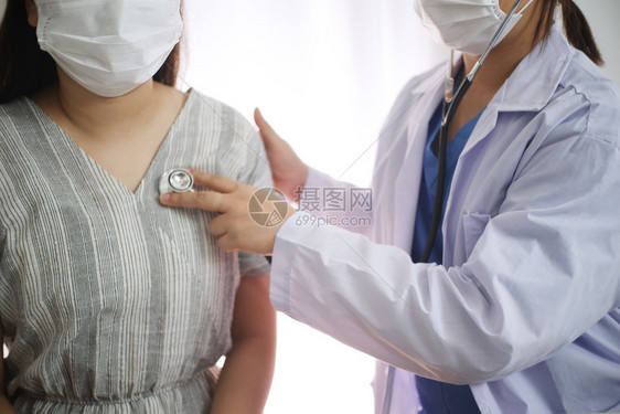 疾病女医学生与咨询病人一起工作戴面罩保护自己免受科罗纳的感染Covid19访问面具图片