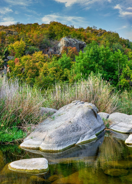 树山旅行在阳光明媚的夜晚乌克兰尼古拉耶夫地区Aktovo村的Mertvovod河深花岗岩峡谷是乌克兰魔鬼花岗岩Actovo峡谷的图片