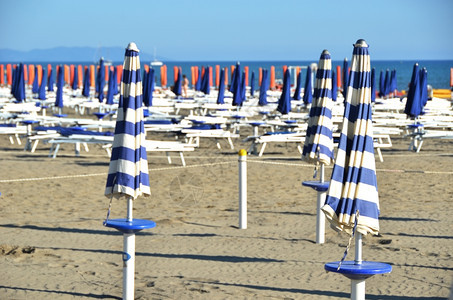 著名的季节意大利著名度假胜地MarinadiGrosetto的海滩雨伞滨图片