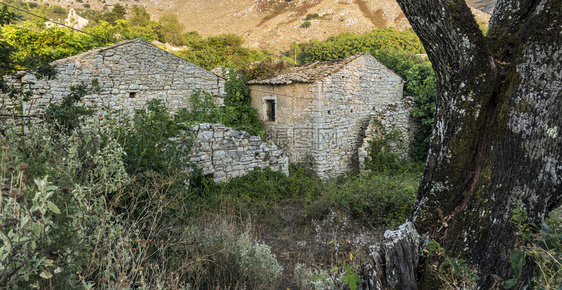 历史的陈年希腊科孚岛Pantokrator山旧Perithia的旧废弃石砌房屋Old是希腊科孚岛北侧的一座鬼村破碎图片