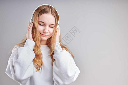 彭于晏表情逗趣可爱的超过微笑年轻女孩聆听音乐流内容于观看视频享受