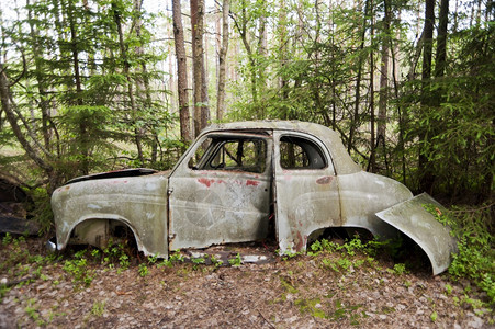 车轮回收瑞典KirkoeMosse的汽车垃圾场浪漫的图片