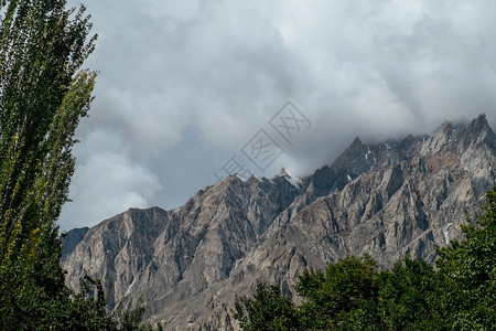 新鲜云层覆盖了巴基斯坦洪扎谷吉尔特俾提斯坦地区卡拉科姆山脉的雪顶峰夏天巴尔蒂斯坦图片
