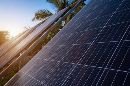 乡村的农住宅区业用太阳能电池板农田蓝天背景泰庭农村风格业产智能场替代清洁绿色能源概念太阳的控制板图片