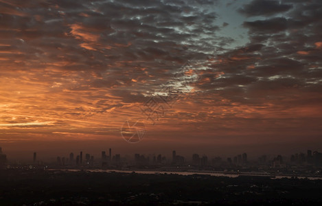 首都太阳建筑学泰国曼谷20年1月4日泰国曼谷20年日出时的华丽全景美在曼谷大都市空间上的橙色天有云彩用于文字无焦点特别是图片