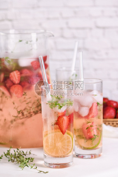 苏打满的这个鸡尾酒里充满了活力的夏季芳香和草药展示了最好的水果组合汁和龙舌兰加新鮮的草莓汁和龙舌兰食物图片