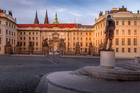 温暖的建筑学超过布拉格城堡和哈德卡纳区捷克教科文组织世界遗产地点的美丽夕阳捷克图片