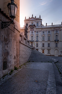 哥特塔布拉格城堡和哈德卡纳区捷克教科文组织世界遗产地点的美丽夕阳捷克天空图片