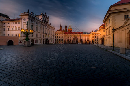 如画塔晚上布拉格城堡和哈德卡纳区捷克教科文组织世界遗产地点的美丽夕阳捷克图片