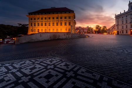 观光哥特布拉格城堡和哈德卡纳区捷克教科文组织世界遗产地点的美丽夕阳捷克游客图片