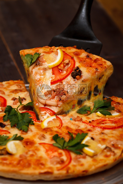 可口食物营养热辣椒尼比萨美味的酱配着烤奶酪培根西红柿番茄火辣椒熏蒸汽烟黑本底图片