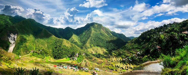 土地反射多云的对菲律宾伊富果省山脉中云雾蓝天Banaue的稻田梯惊人全景观菲律宾教科文组织遗产图片