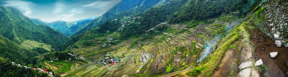 著名的户外栽培对菲律宾伊富果省山脉中云雾蓝天Banaue的稻田梯惊人全景观菲律宾教科文组织遗产图片