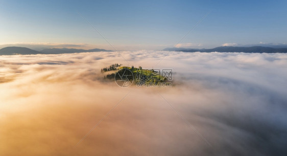 树叶蒙景观在夏季日出时山云中顶的空景象雾山峰的空观视雾美丽的风景高岩石森林天空从无人驾驶飞机图片