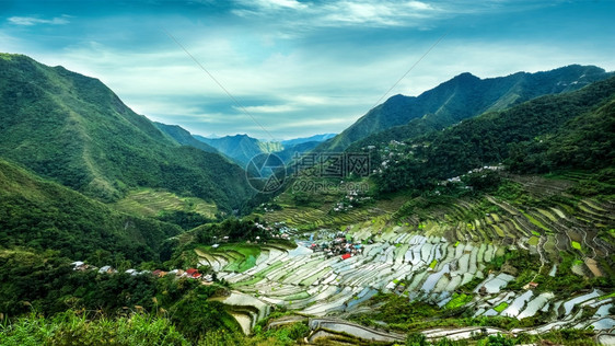 旅行地点土对菲律宾伊富果省山脉中云雾蓝天Banaue的稻田梯惊人全景观菲律宾教科文组织遗产图片