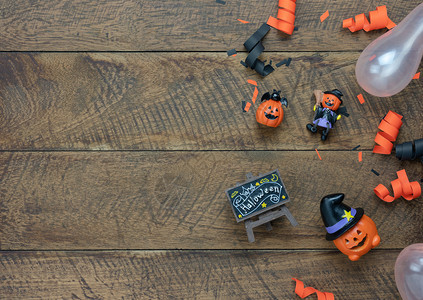 幸福团体恐怖在棕色木空间上盛装南瓜洋娃气球用于创造设计时Flat业余饰物基本件的首饰构思美式图片