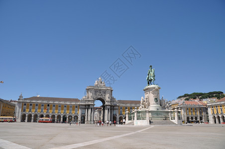 岩石生动欧洲著名的商业广场又称里斯本的TerrirodoPaco葡萄牙何塞一世国王的雕像在中间图片