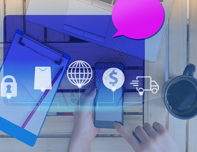 触碰网络购物店经济安全提供图标和一位在蓝屏幕上持有智能手机的女士Pink空语音泡沫办公室商业概念技术装置BrownOfficeb图片