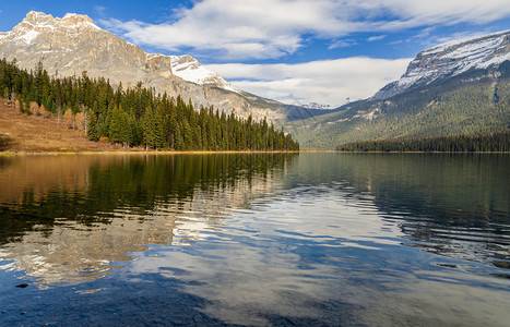 水冬天不列颠哥伦比亚省约霍公园与MichaelPeak和Wapta山一起对翡翠湖的全景图片