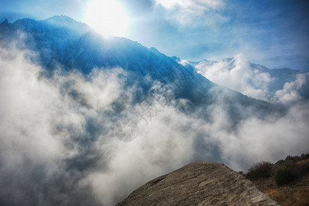 阴影早晨阿拉查与吉尔斯坦的AlaArcha公园一道在山谷至阴云多天气过道的极端岩石图片
