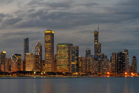 建造未来派市中心美国伊利诺州密歇根湖一带美丽的黄昏时芝加哥城市景河边美国伊利诺州建筑和房地产商业建筑和旅行游概念图片