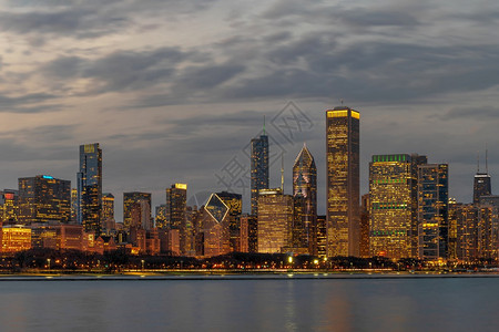 海滨真实的时间美国伊利诺州密歇根湖一带美丽的黄昏时芝加哥城市景河边美国伊利诺州建筑和房地产商业建筑和旅行游概念图片