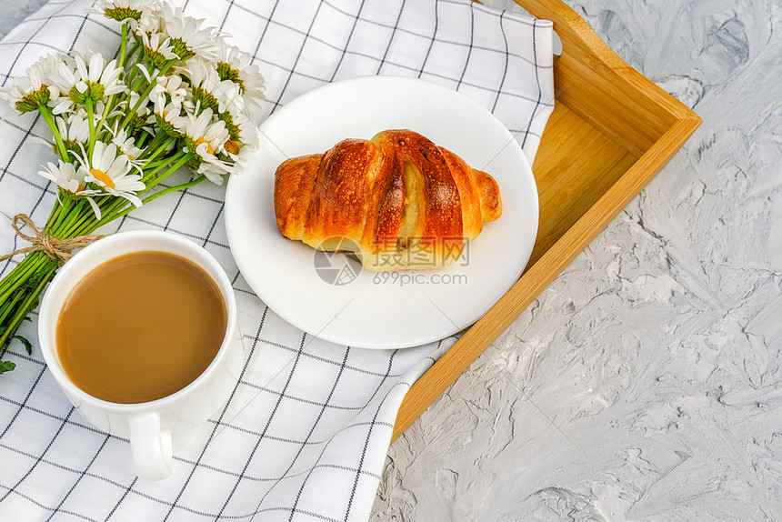 斯堪的纳维亚语面包店杯子一加牛奶的咖啡新鲜烤羊角面包餐巾和木板上的卡米花放在灰石桌上的木质餐盘早好清晨最佳视野带牛奶的空间杯装咖图片