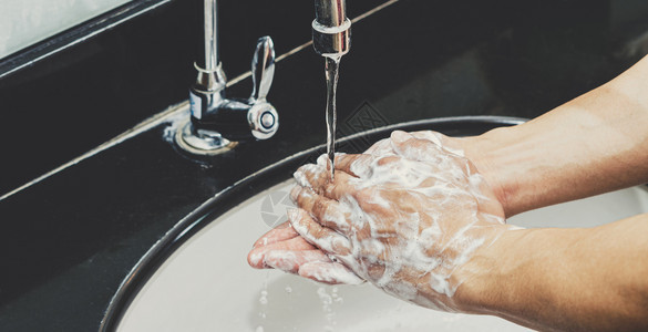 电晕与铬水龙头和肥皂进行近身洗手在浴室预防科罗纳流行自我负责清洁手卫生冠状菌保护概念中防止科罗纳流行工作细菌图片