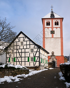 土地德国Odenthal村中心与教区堂和旧建筑一起在冬季日德国云路维希图片