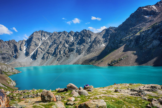 爬坡道靠近吉尔斯坦卡拉科尔天山特斯基阿拉图脉库尔湖附近风景如画的美丽山湖高地峰美丽世界的图片