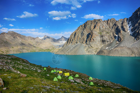 湖边冰川徒步旅行吉尔斯坦卡拉科尔天山特斯基阿拉图脉库尔湖附近风景如画的美丽山湖高地峰美丽世界图片