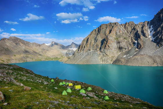 湖边冰川徒步旅行吉尔斯坦卡拉科尔天山特斯基阿拉图脉库尔湖附近风景如画的美丽山湖高地峰美丽世界图片