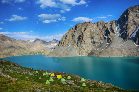 惊人的雪荒凉吉尔斯坦卡拉科尔天山特斯基阿拉图脉库尔湖附近风景如画的美丽山湖高地峰美丽世界图片