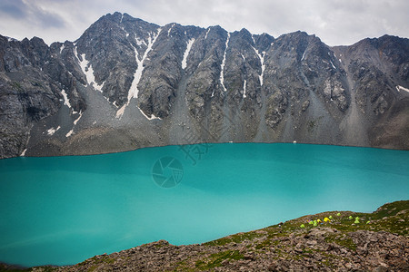 吉尔斯坦卡拉科尔天山特斯基阿拉图脉库尔湖附近风景如画的美丽山湖高地峰美丽世界旅游假期湖边图片