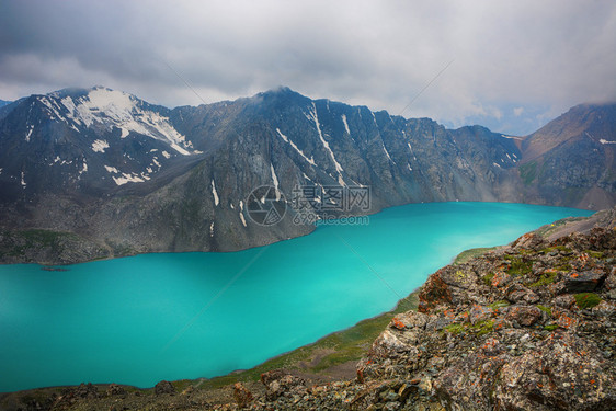 好的夏天旅游吉尔斯坦卡拉科尔天山特斯基阿拉图脉库尔湖附近风景如画的美丽山湖高地峰美丽世界图片