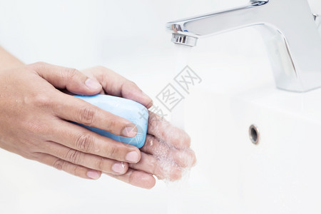 使用肥皂洗手消毒预防特写图片