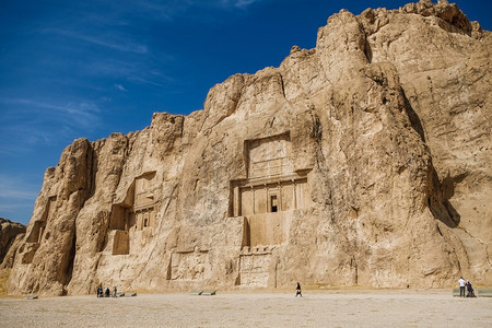 岩石节目伊朗NaqsheRustam的景观显示伊朗法尔斯省悬崖面高处有大历史的图片