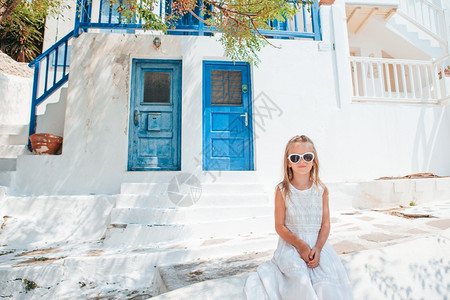 基克拉泽斯建筑物米科诺度假户外的女孩在典型希腊传统村落老街上可爱的小女孩图片