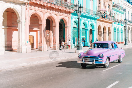 传统的哈瓦纳古巴CUBAAPRIL14CUBA14207年古老汽车在巴的旧哈瓦那董假期图片