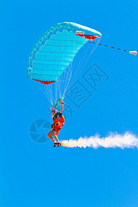 第4名CADIZSPAINSEP1个伞兵RexPemberton参加201年9月日在西班牙Cadiz举行的卡迪兹第四次空中表演跳图片
