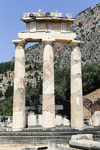 寺庙上帝Delphi的废墟是希腊ParnassusDelphi山的一个考古遗址在阿波罗教科文组织世界遗产圣堂由神谕出名古老的图片