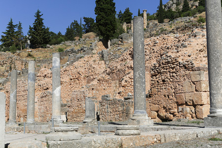 宗教Delphi的废墟是希腊ParnassusDelphi山的一个考古遗址在阿波罗教科文组织世界遗产圣堂由神谕出名多立克大理石图片