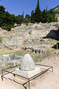 希腊语老的Delphi废墟是希腊ParnassusDelphi山的一个考古遗址在阿波罗教科文组织世界遗产圣堂由神谕出名德尔福图片