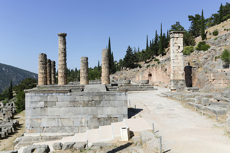 Delphi的废墟是希腊ParnassusDelphi山的一个考古遗址在阿波罗教科文组织世界遗产圣堂由神谕出名历史老的著图片